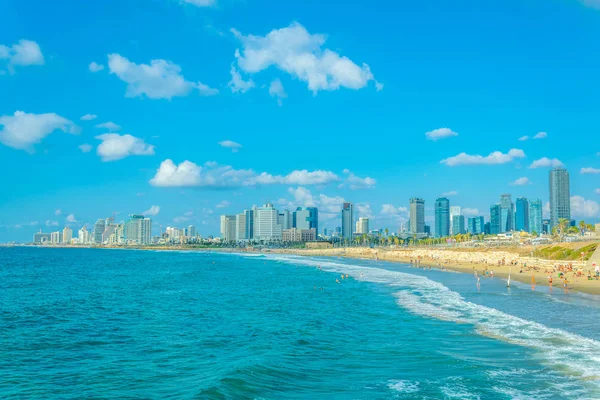 Tel Aviv, İsrail, 9 Eylül 2018: İnsanlar bir güneşli tadını çıkarıyor