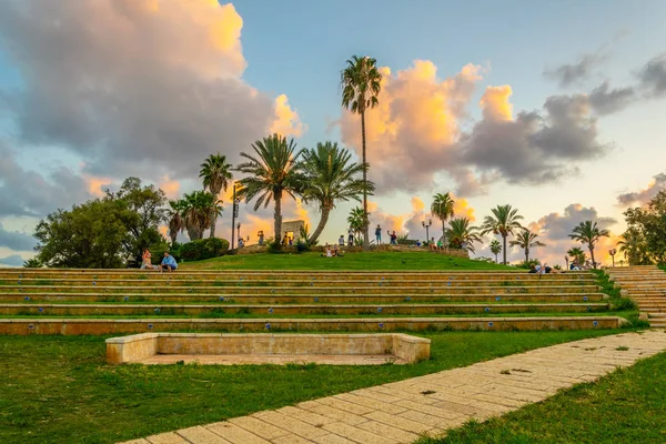 Tel Aviv, İsrail, 9 Eylül 2018: İnsanlar günbatımı tadını çıkarıyor 