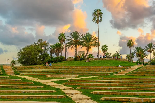 Tel Aviv, İsrail, 9 Eylül 2018: İnsanlar günbatımı tadını çıkarıyor 