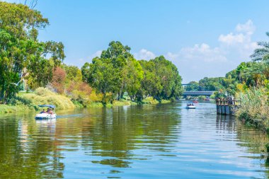Tel Aviv, İsrail, 10 Eylül 2018: Yarkon Nehri pasing throug