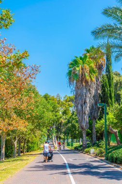 Tel Aviv, İsrail, 10 Eylül 2018: İnsanlar bir sunn tadını çıkarıyor
