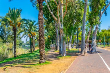 Tel Aviv, İsrail, 10 Eylül 2018: İnsanlar bir sunn tadını çıkarıyor