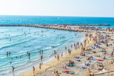 Tel Aviv, İsrail, 10 Eylül 2018: İnsanlar bir sunn tadını çıkarıyor