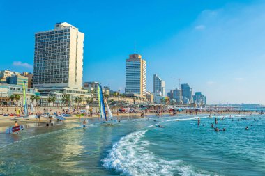 Tel Aviv, İsrail, 10 Eylül 2018: İnsanlar bir sunn tadını çıkarıyor