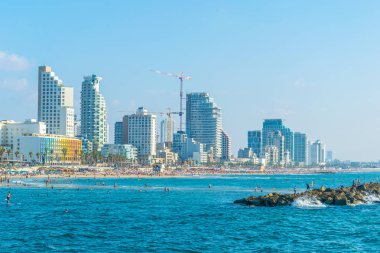 Tel Aviv, İsrail, 10 Eylül 2018: İnsanlar bir sunn tadını çıkarıyor