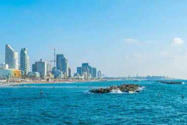 Tel Aviv, İsrail, 10 Eylül 2018: İnsanlar bir sunn tadını çıkarıyor