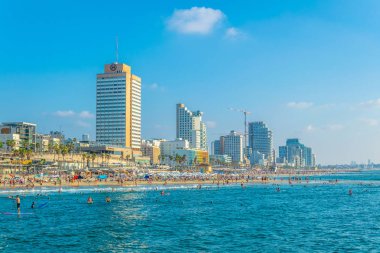 Tel Aviv, İsrail, 10 Eylül 2018: İnsanlar bir sunn tadını çıkarıyor