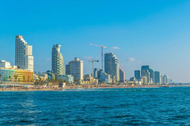 Tel Aviv, İsrail, 10 Eylül 2018: İnsanlar bir sunn tadını çıkarıyor