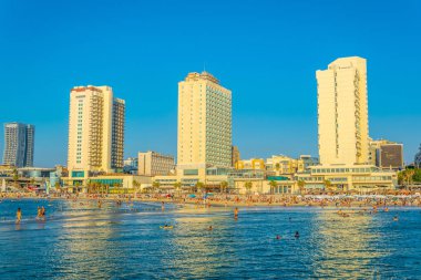 Tel Aviv, İsrail, 10 Eylül 2018: İnsanlar bir sunn tadını çıkarıyor