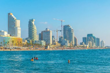 Tel Aviv, İsrail, 10 Eylül 2018: İnsanlar bir sunn tadını çıkarıyor