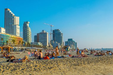 Tel Aviv, İsrail, 10 Eylül 2018: İnsanlar bir sunn tadını çıkarıyor