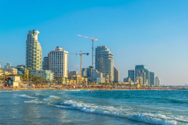 Tel Aviv, İsrail, 10 Eylül 2018: İnsanlar bir sunn tadını çıkarıyor