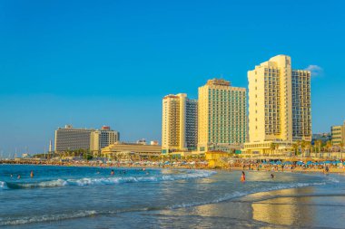 Tel Aviv, İsrail, 10 Eylül 2018: İnsanlar bir sunn tadını çıkarıyor
