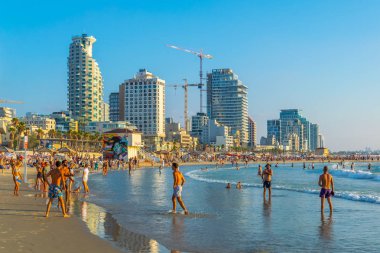 Tel Aviv, İsrail, 10 Eylül 2018: İnsanlar bir sunn tadını çıkarıyor