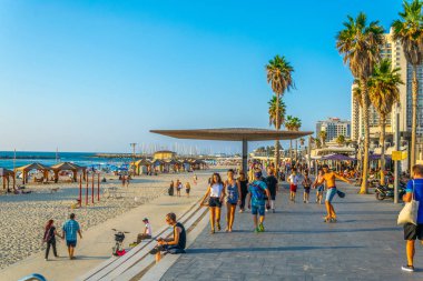 Tel Aviv, İsrail, 10 Eylül 2018: İnsanlar bir sunn tadını çıkarıyor