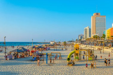 Tel Aviv, İsrail, 10 Eylül 2018: İnsanlar bir sunn tadını çıkarıyor