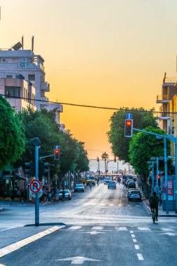 Tel Aviv, İsrail, 10 Eylül 2018: Dar bir sokakta görünümünü