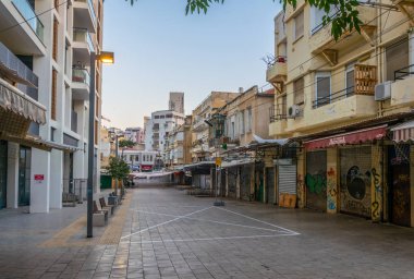 Tel Aviv, İsrail, 10 Eylül 2018: Dar bir sokakta görünümünü