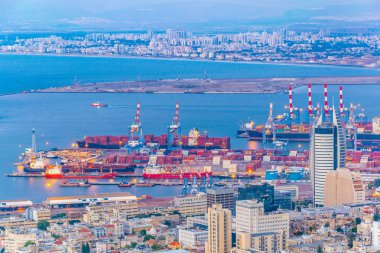 Haifa, İsrail, 11 Eylül 2018: Gün batımı görünümü Haifa bağlantı noktası,
