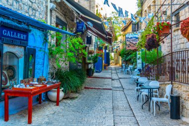 Tsfat, İsrail, 13 Eylül 2018: Sanatçılar q bir sokakta görünümünü