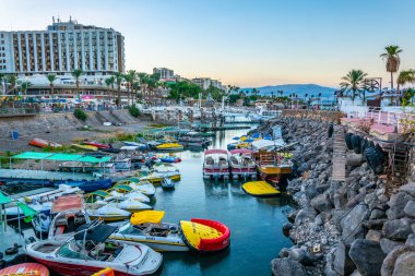 Tiberias, İsrail, 14 Eylül 2018: Gün batımı görünümü Marina t