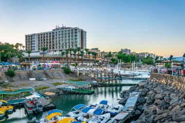 Tiberias, İsrail, 14 Eylül 2018: Gün batımı görünümü Marina t