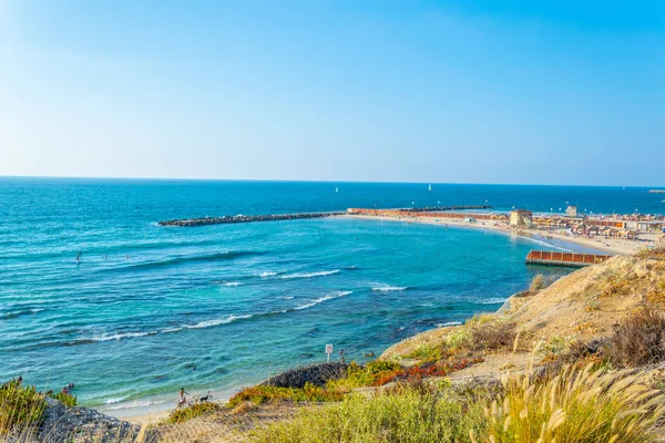 TEL AVIV, ISRAEL, SETEMBRO 10, 2018: As pessoas estão desfrutando de um sol — Fotografia de Stock