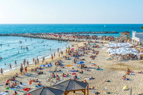 Tel Aviv, İsrail, 10 Eylül 2018: İnsanlar bir sunn tadını çıkarıyor — Stok fotoğraf