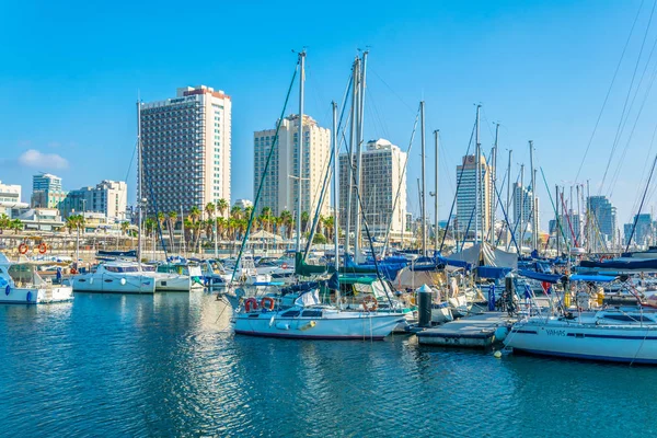 TEL AVIV, ISRAEL, 10 DE SEPTIEMBRE DE 2018: Vista del puerto deportivo en Tel Aviv — Foto de Stock