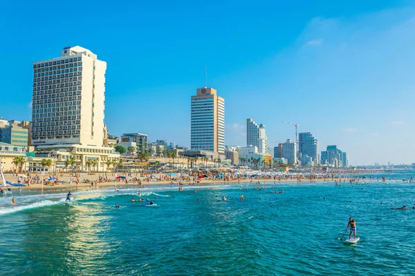 Tel Aviv, İsrail, 10 Eylül 2018: İnsanlar bir sunn tadını çıkarıyor