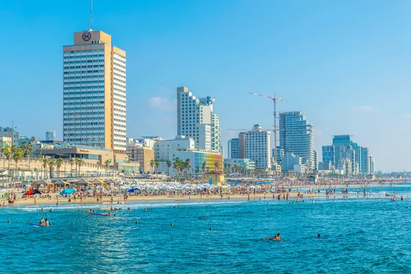 TEL AVIV, ISRAEL, SEPTEMBER 10, 2018: People are enjoying a sunn — Stock Photo, Image