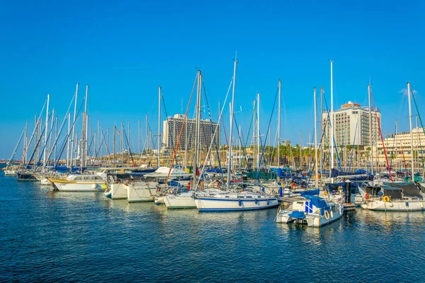 TEL AVIV, ISRAEL, 10 DE SEPTIEMBRE DE 2018: Vista del puerto deportivo en Tel Aviv —  Fotos de Stock