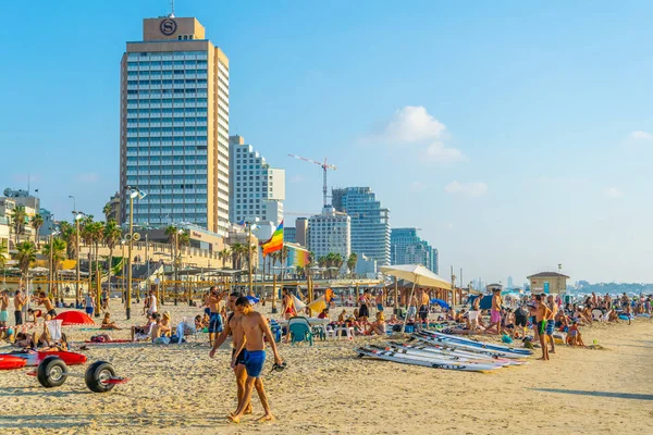 TEL AVIV, ISRAEL, SETEMBRO 10, 2018: As pessoas estão desfrutando de um sol — Fotografia de Stock