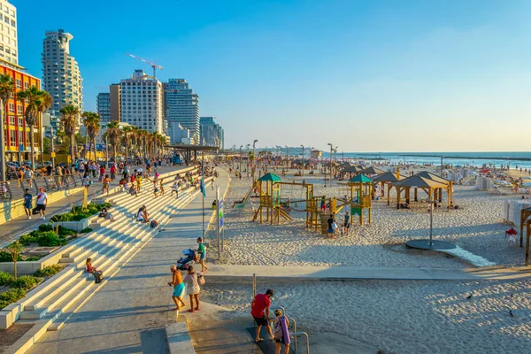 TEL AVIV, ISRAEL, 10 СЕНТЯБРЯ 2018: Люди наслаждаются солнцем — стоковое фото