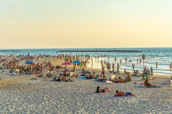 TEL AVIV, ISRAEL, SEPTEMBER 10, 2018: People are enjoying a sunn — Stock Photo, Image