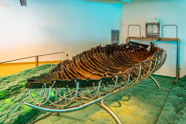 GINOSAR, ISRAEL, SEPTEMBER 15, 2018: An ancient wooden boat foun — Stock Photo, Image