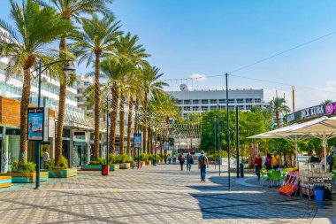 Eilat, İsrail, 30 Aralık 2018: İnsanlar seasid üzerinde geziniyor