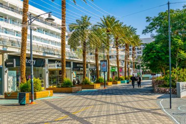 Eilat, İsrail, 30 Aralık 2018: İnsanlar seasid üzerinde geziniyor