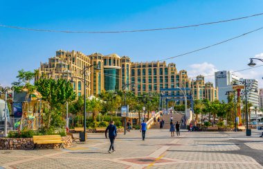 Eilat, İsrail, 30 Aralık 2018: İnsanlar seasid üzerinde geziniyor