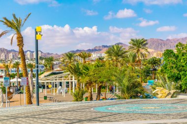 Eilat, İsrail, 30 Aralık 2018: İnsanlar seasid üzerinde geziniyor