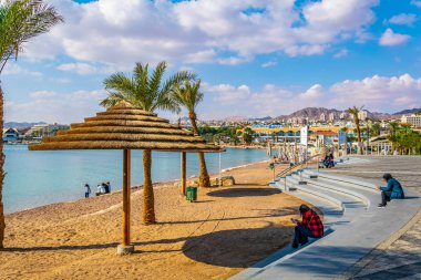 Eilat, İsrail, 30 Aralık 2018: İnsanlar bir güneşli da tadını çıkarıyor