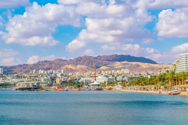 Eilat, İsrail, 30 Aralık 2018: İnsanlar bir güneşli da tadını çıkarıyor