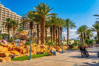 Eilat, İsrail, 30 Aralık 2018: İnsanlar seasid üzerinde geziniyor