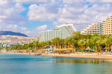 Eilat, İsrail, 30 Aralık 2018: İnsanlar bir güneşli da tadını çıkarıyor