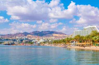 Eilat, İsrail, 30 Aralık 2018: İnsanlar bir güneşli da tadını çıkarıyor