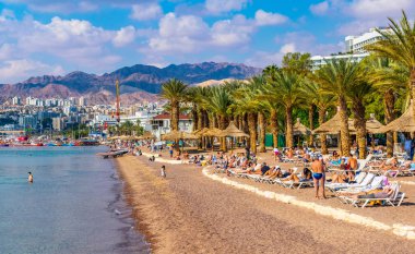 Eilat, İsrail, 30 Aralık 2018: İnsanlar bir güneşli da tadını çıkarıyor