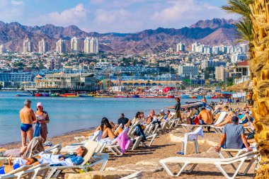 Eilat, İsrail, 30 Aralık 2018: İnsanlar bir güneşli da tadını çıkarıyor