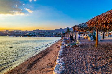 Eilat, İsrail, Aralık 30, 2018:Sunset görünümü Eilat bir plaj