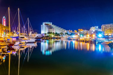 Eilat, İsrail, 30 Aralık 2018: Gece görünümü Marina Eilat içinde,