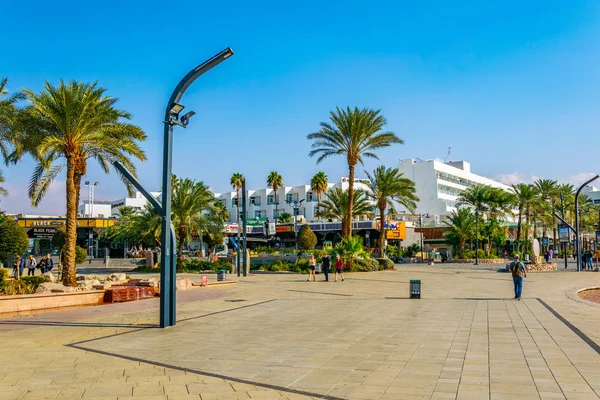 Eilat, İsrail, 30 Aralık 2018: İnsanlar seasid üzerinde geziniyor